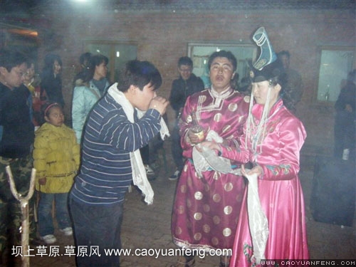 蒙古族姑娘在为战神敬献哈达