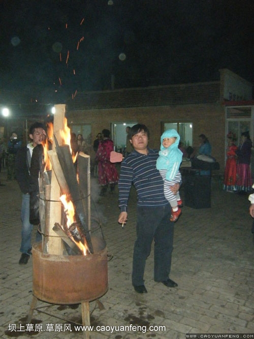 战神和他的宝贝儿子在篝火旁