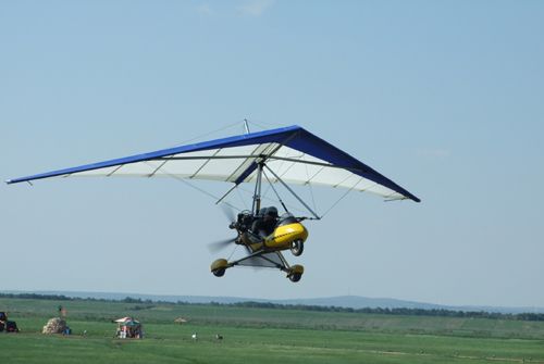 滑翔机,辽阔草原的天空一览绿色的旷野